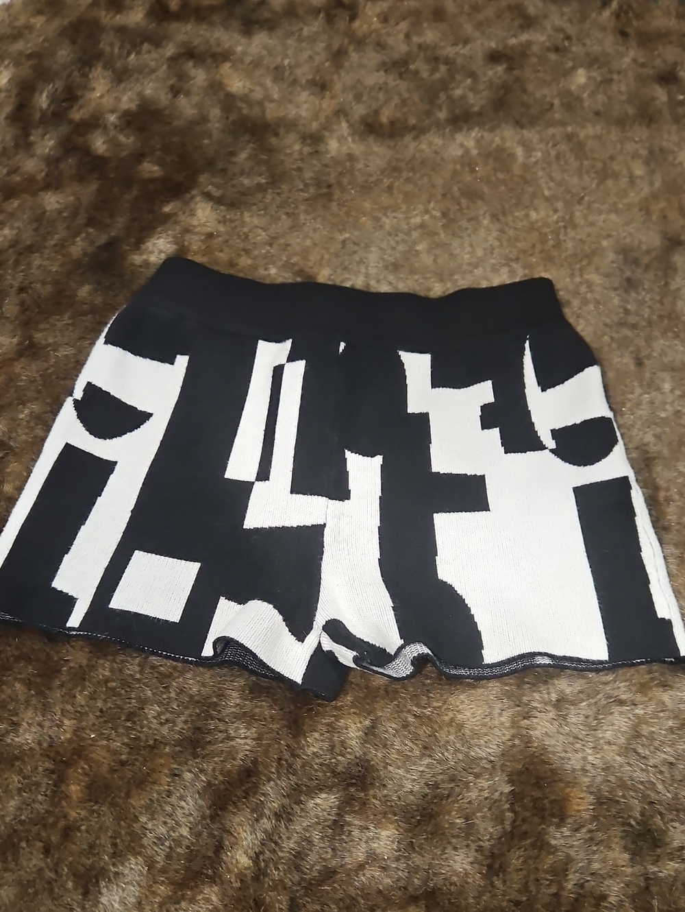 PEPPERMAYO Women's VTG Black & White Geometric Knit Shorts. Size S/M